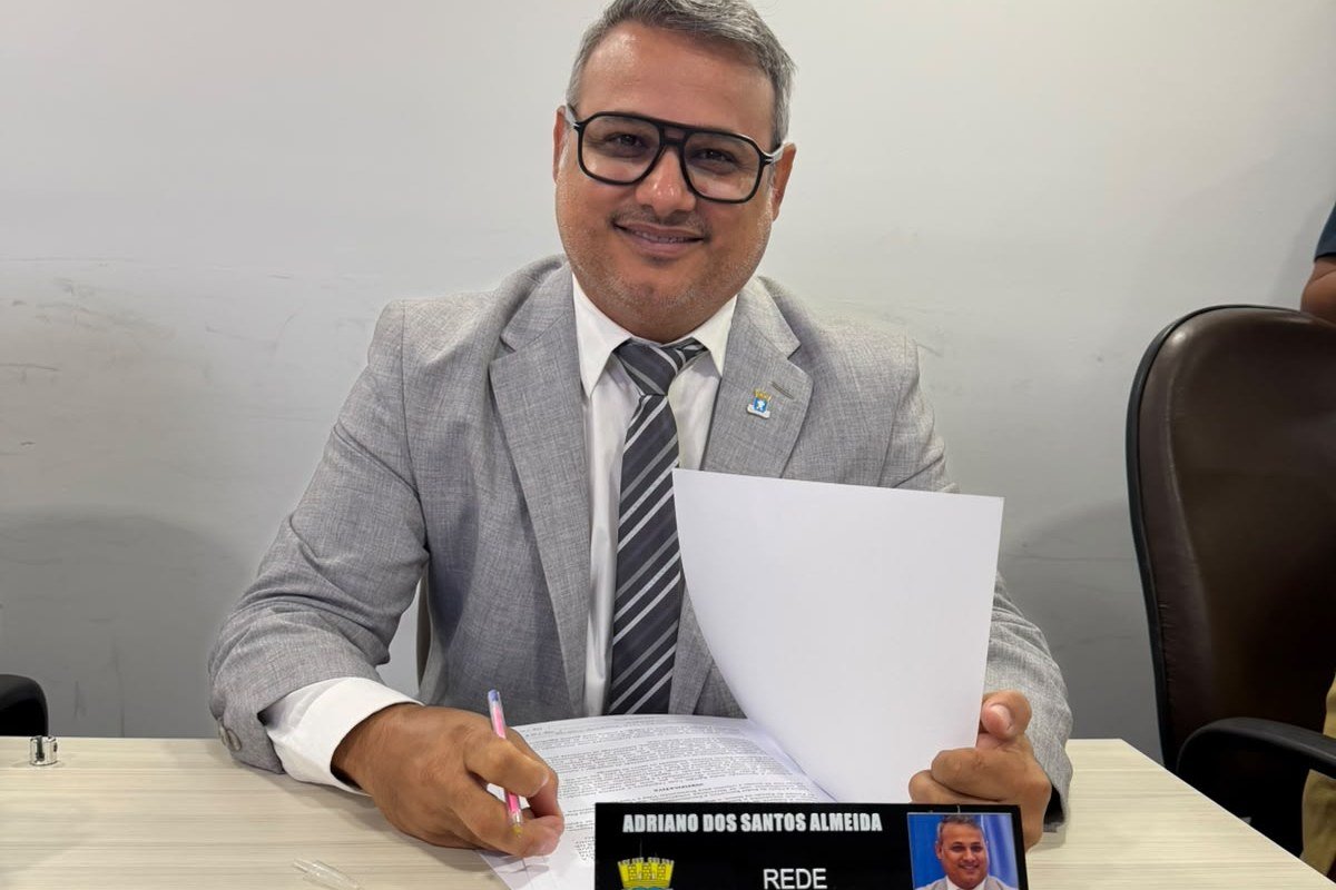 O vereador Adriano Almeida na Câmara Municipal de Lauro de Freitas