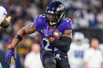 Jogador do Baltimore Ravens correndo com a bola