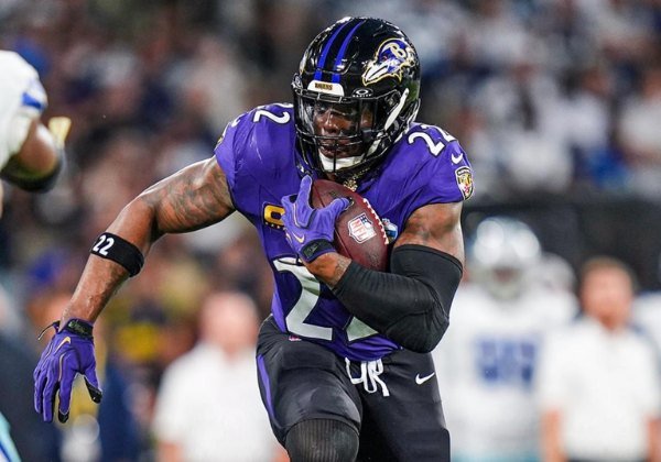 Jogador do Baltimore Ravens correndo com a bola