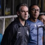 Técnico Léo Condé à beira do campo