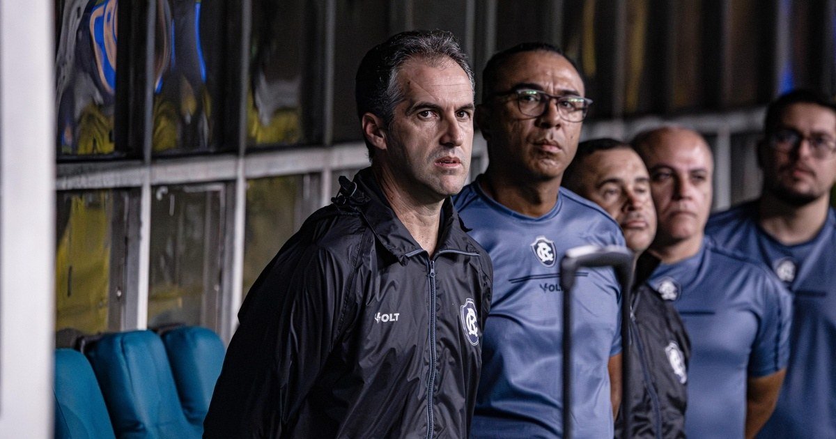 Técnico Léo Condé à beira do campo