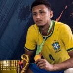 O zagueiro Sandro Silva com a medalha da Seleção Sub-15