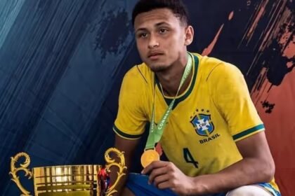 O zagueiro Sandro Silva com a medalha da Seleção Sub-15