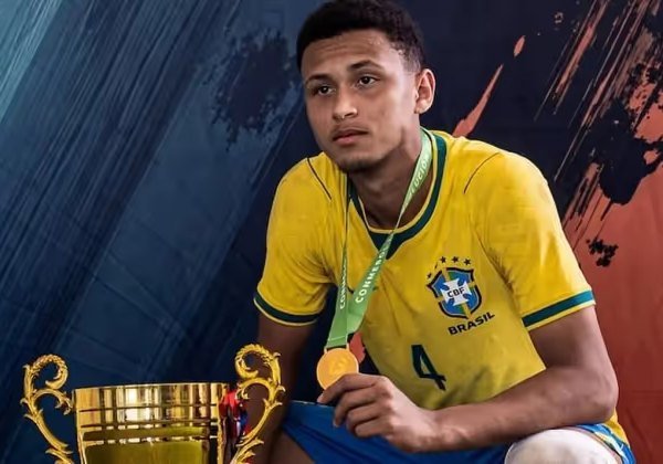 O zagueiro Sandro Silva com a medalha da Seleção Sub-15