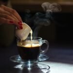 Café sendo coado em uma xícara de vidro
