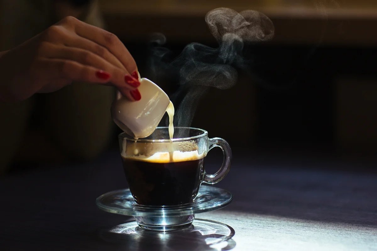 Café sendo coado em uma xícara de vidro