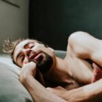 Homem dormindo de lado sobre um travesseiro