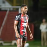 Lateral Fabiano com o uniforme do Vitória em campo