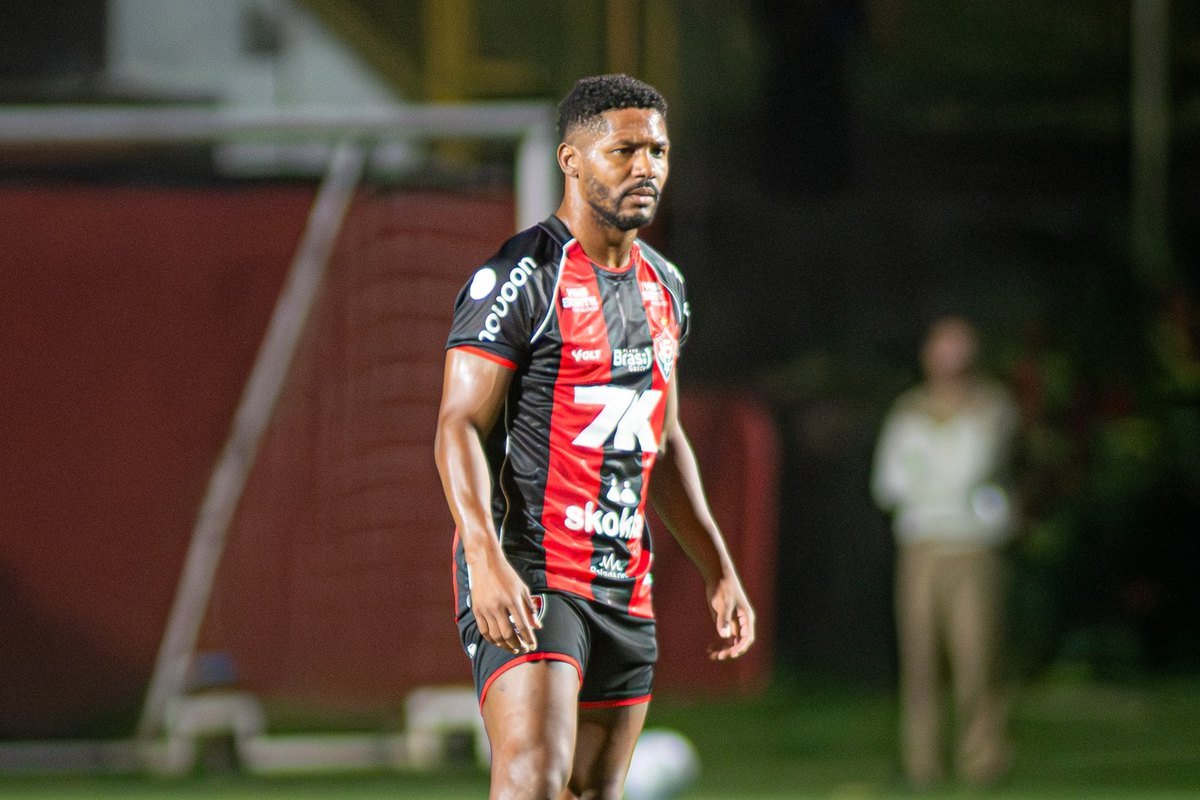 Lateral Fabiano com o uniforme do Vitória em campo