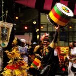 Integrantes de bloco afro tocando em apresentação