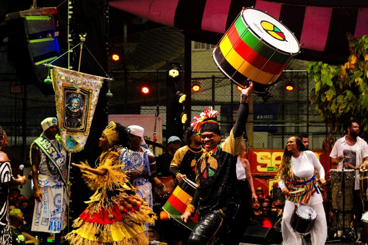 Integrantes de bloco afro tocando em apresentação
