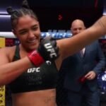 Lutadora Alice Pereira comemora vitória no octógono do UFC