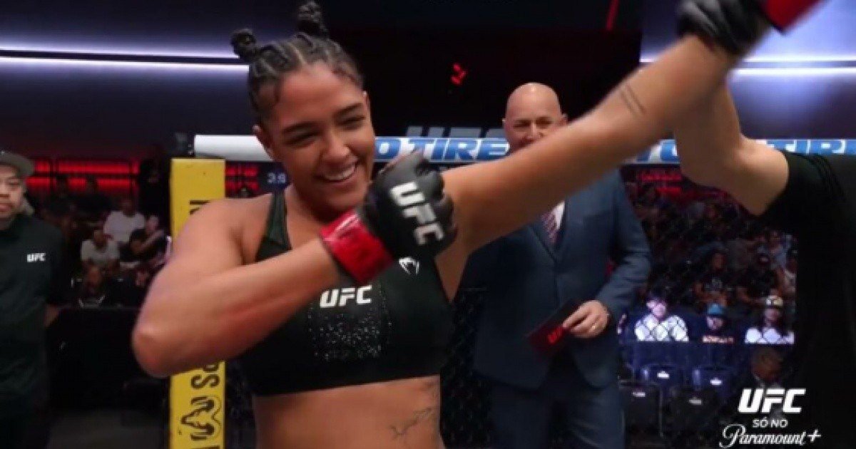Lutadora Alice Pereira comemora vitória no octógono do UFC