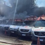 Bombeiro combate incêndio em pátio com ambulâncias do Samu