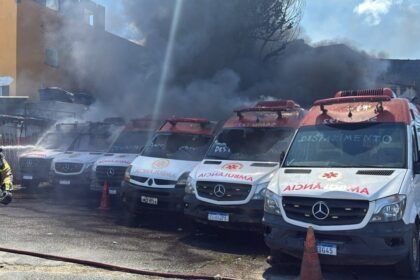 Bombeiro combate incêndio em pátio com ambulâncias do Samu