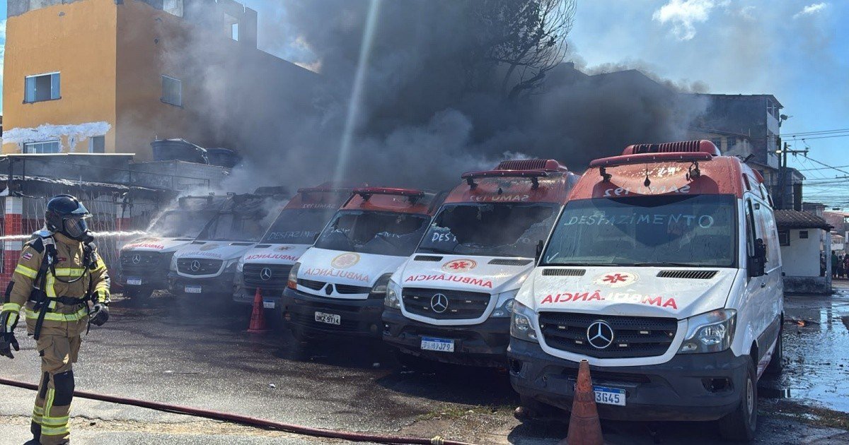Bombeiro combate incêndio em pátio com ambulâncias do Samu