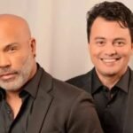 Cantor Renner em apresentação com microfone