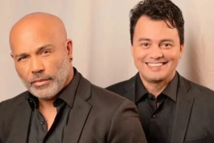 Cantor Renner em apresentação com microfone