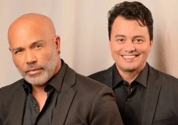 Cantor Renner em apresentação com microfone
