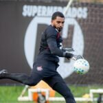 Goleiro Lucas Arcanjo defende bola em treino do Vitória