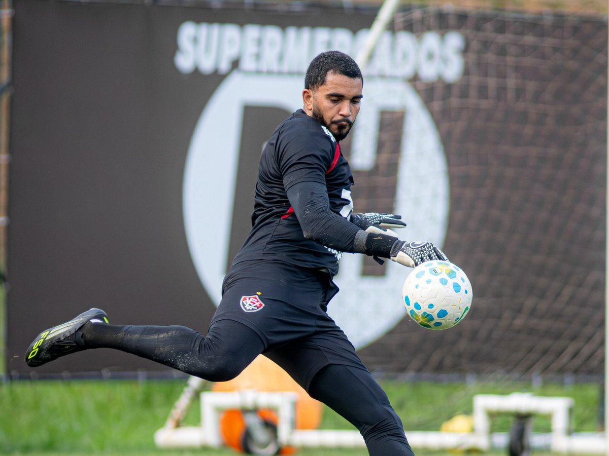 Goleiro Lucas Arcanjo defende bola em treino do Vitória