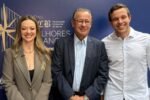Três pessoas sorriem em painel do Prêmio ACB Melhores do Ano