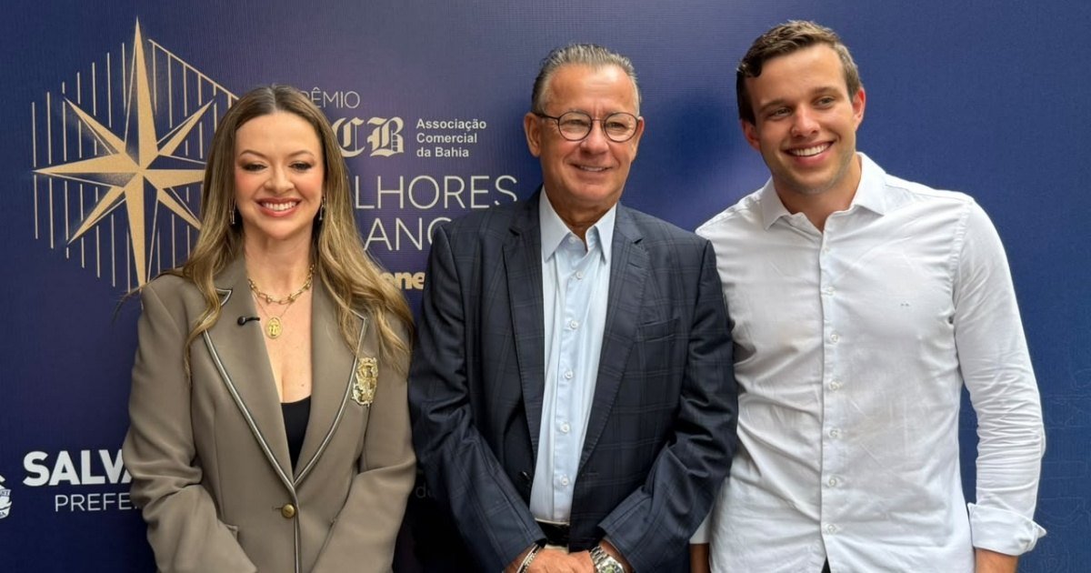 Três pessoas sorriem em painel do Prêmio ACB Melhores do Ano