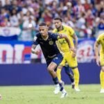 Jogadores de Bahia e Mirassol em lance da partida na Arena Fonte Nova