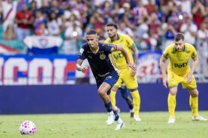 Jogadores de Bahia e Mirassol em lance da partida na Arena Fonte Nova