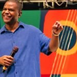 Pretinho da Serrinha canta em roda de samba