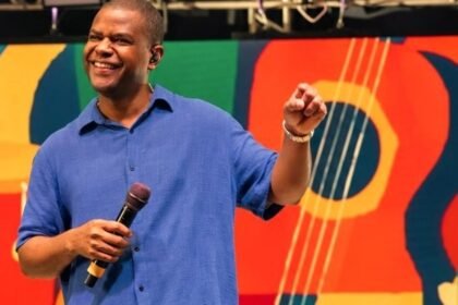 Pretinho da Serrinha canta em roda de samba