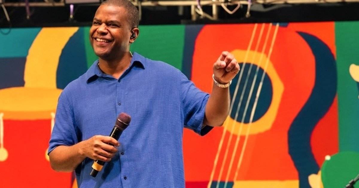 Pretinho da Serrinha canta em roda de samba