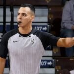 Árbitro de basquete sinaliza durante partida