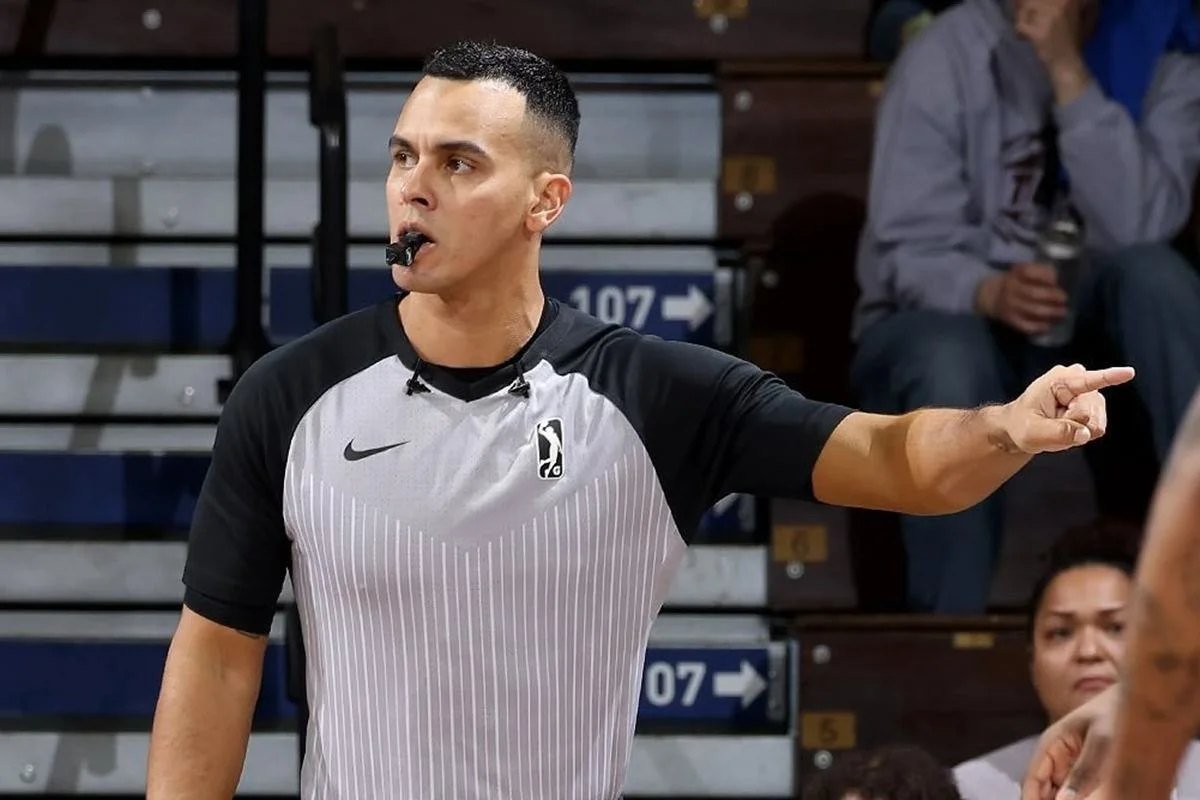 Árbitro de basquete sinaliza durante partida