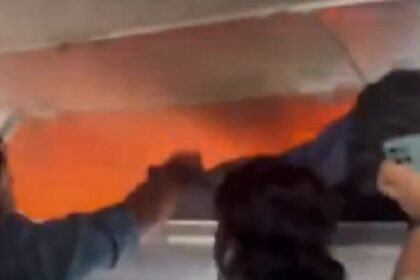 Passageiros tentam conter fogo no bagageiro de um avião