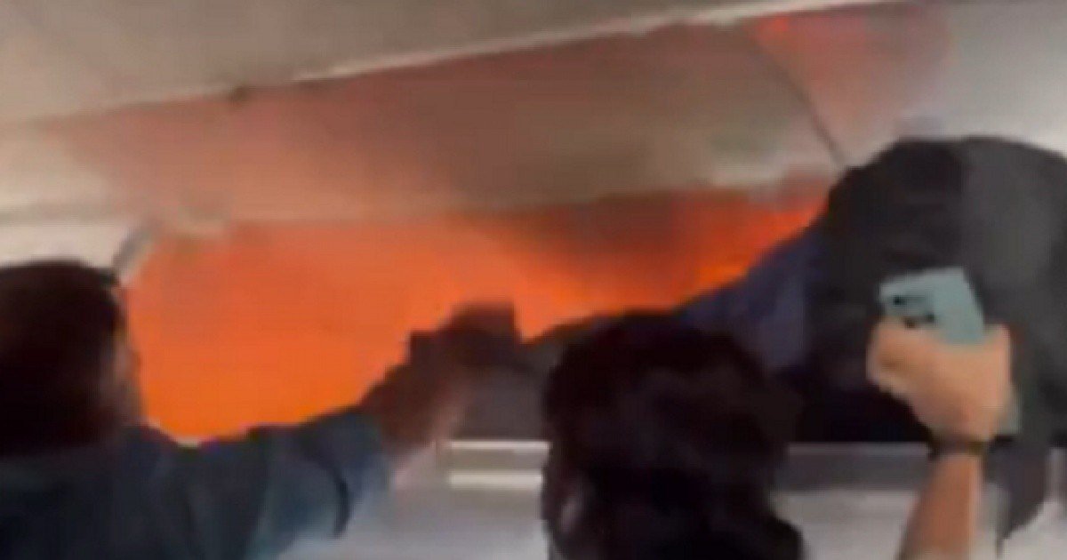 Passageiros tentam conter fogo no bagageiro de um avião