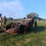 Carro capotado perto do aeroporto de Salvador