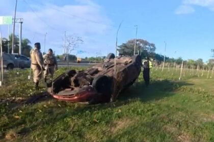 Carro capotado perto do aeroporto de Salvador