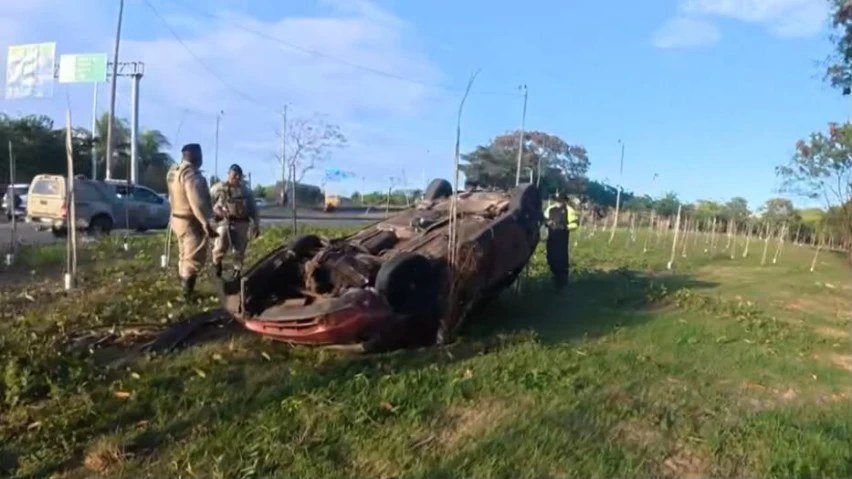 Carro capotado perto do aeroporto de Salvador