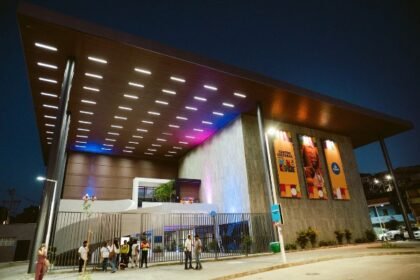 Fachada iluminada do Centro Cultural Novo Mané Dendê à noite