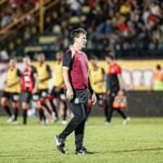 Banco de reservas de time de futebol durante partida