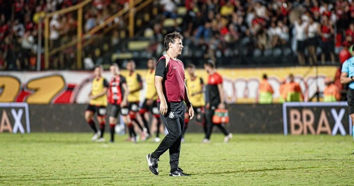 Banco de reservas de time de futebol durante partida
