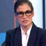 Jornalista Renata Vasconcellos em estúdio de televisão
