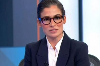 Jornalista Renata Vasconcellos em estúdio de televisão