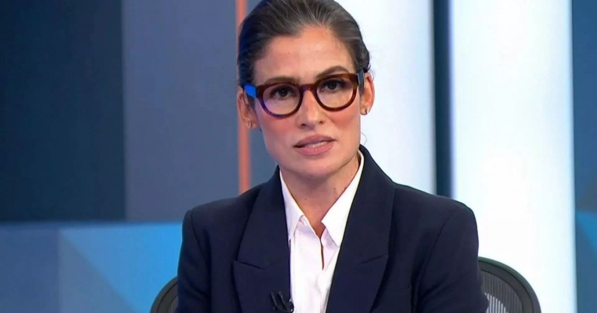 Jornalista Renata Vasconcellos em estúdio de televisão