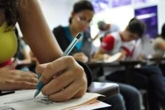 Candidatos fazendo prova de concurso
