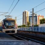Trem do metrô de Salvador parado em estação