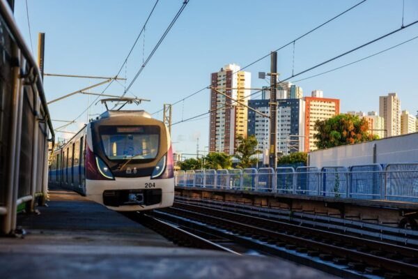 Trem do metrô de Salvador parado em estação