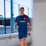 Cristiano Ronaldo caminha com uniforme de treino de Portugal