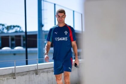 Cristiano Ronaldo caminha com uniforme de treino de Portugal